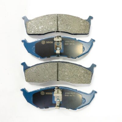 PASTILLAS DE FRENO DELANTERA / DODGE NEON (95-06) CARAVAN 3.3 (95-01) SEMI-METALICA / MHW